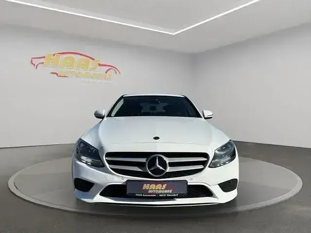 Gebraucht Mercedes C180 156 PS (114 kW) 2019 Weiß Limousine