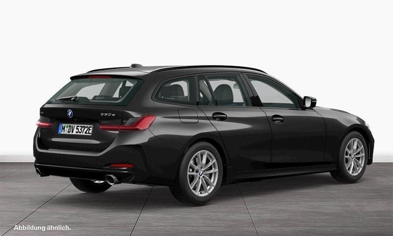 Gebraucht BMW 330e 184 PS (135 kW) 2023 Saphirschwarz Kombi