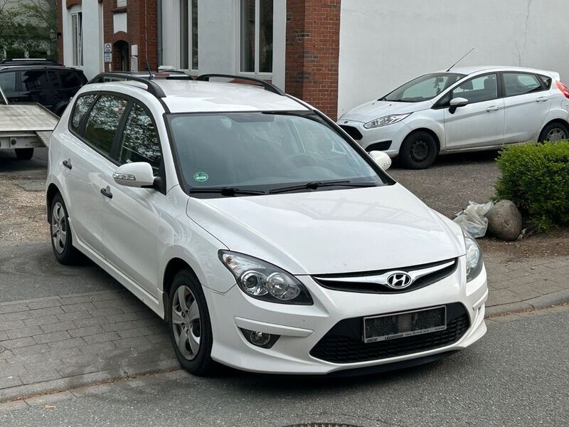 Weiß Gebraucht 2012 Hyundai i30 Classic Kombi | 1.950 € - Bild 1/4