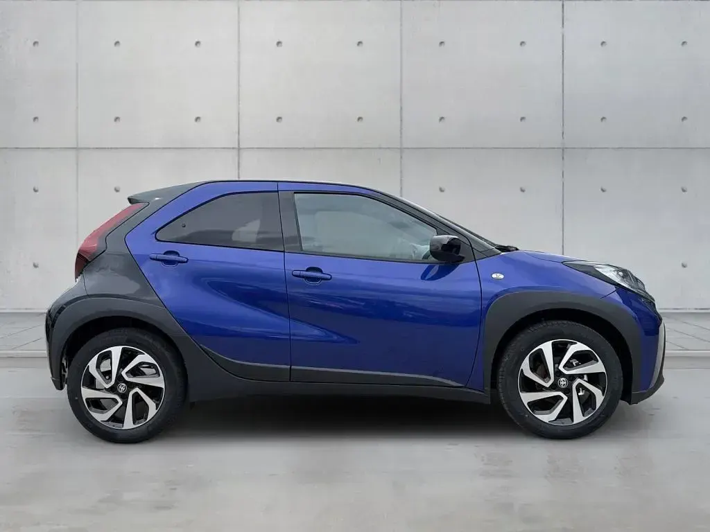 Neu Toyota Aygo X 72 PS (52 kW) 2025 Juniper blue metallic / black SUV