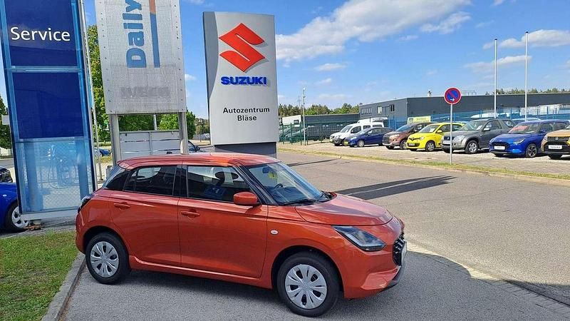 Flame orange pearl metallic Neu 2025 Suzuki Swift Club Kleinwagen | 18.990 € - Bild 1/4