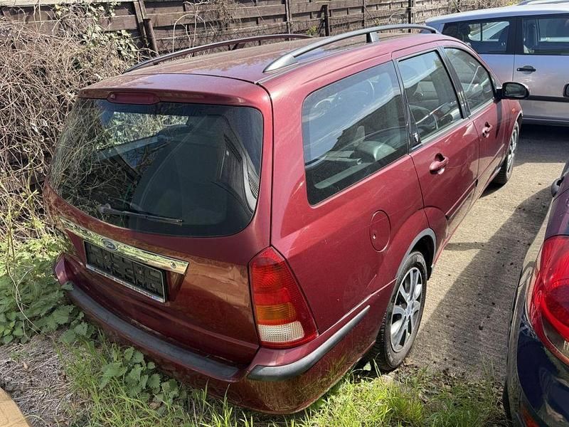 Second-hand Ford Focus Ghia 101 CP (74 kW) 2003 Roșu Berlinǎ