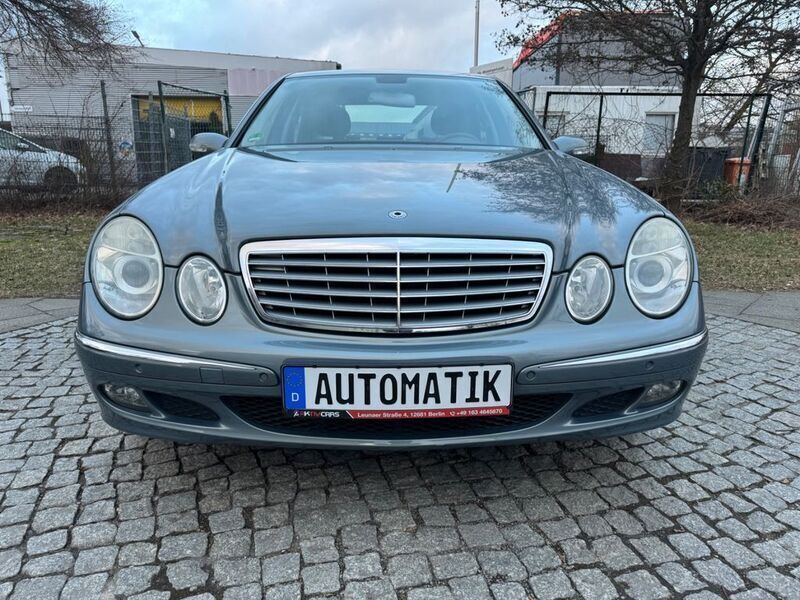 Blau Gebraucht 2005 Mercedes E240 Elegance Limousine | 7.490 € (Etwas zu teuer) - Bild 1/4