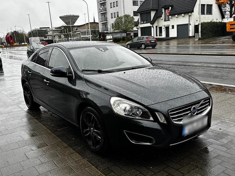 Grau Gebraucht 2013 Volvo S60 Limousine | 7.800 € (Teuer) - Bild 1/4