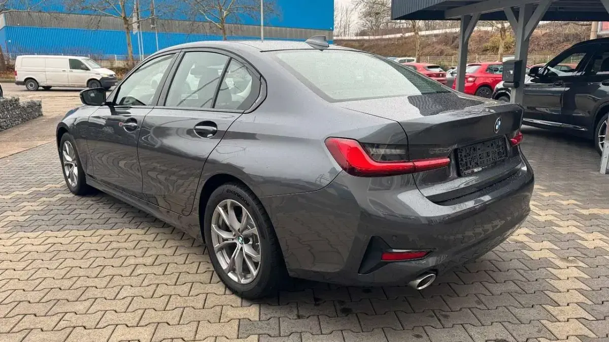 Gebraucht BMW 320 Sport Line 190 PS (139 kW) 2019 Mineralgrau metallic Limousine