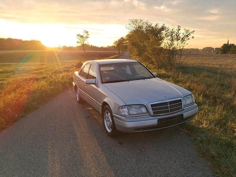 Silber Gebraucht 1994 Mercedes C180 Limousine | 1.099 € - Bild 1/4