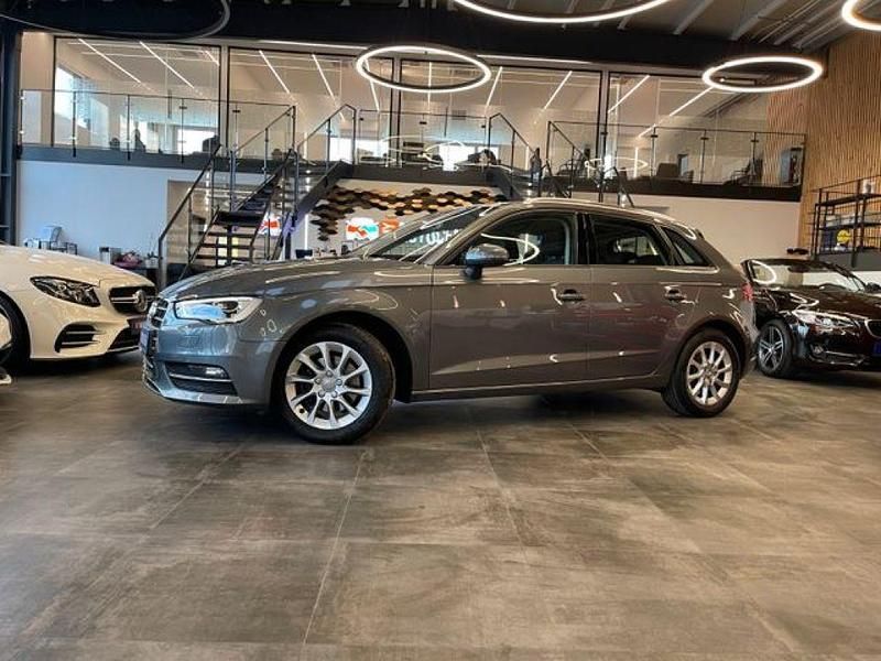 Monsungrau (metallic) Gebraucht 2014 Audi A3 Attraction Limousine | 13.590 € (Fairer Preis) - Bild 1/4