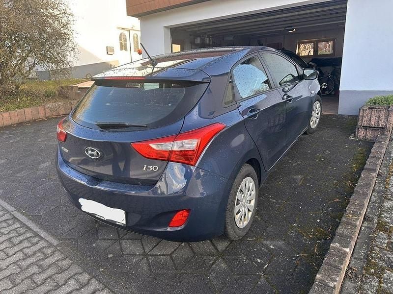 Gebraucht Hyundai i30 Classic 101 PS (74 kW) 2017 Blau Limousine