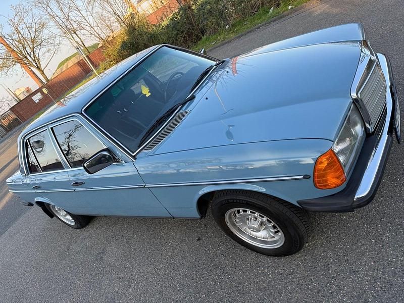Gebraucht Mercedes E230 136 PS (100 kW) 1981 Blau Limousine