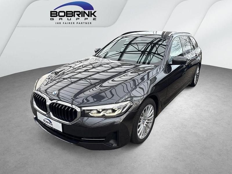 Grau Gebraucht 2020 BMW 520 Performance Kombi | 27.940 € (Fairer Preis) - Bild 1/4