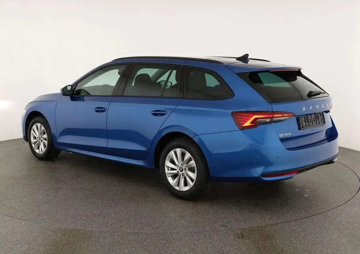Neu Skoda Octavia Selection 150 PS (110 kW) 2026 Race blau metallic Kombi