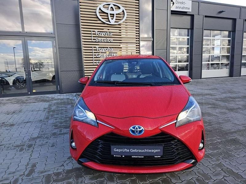 Vulcanorot Gebraucht 2018 Toyota Yaris Hybrid Team Kleinwagen | 13.760 € (Fairer Preis) - Bild 1/4