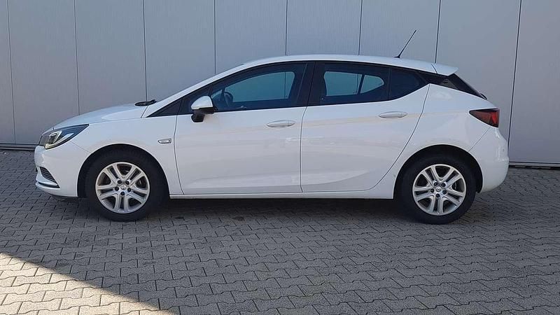 Gebraucht Opel Astra Dynamic 105 PS (77 kW) 2016 Weiß Limousine