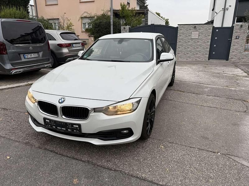Weiß Gebraucht 2015 BMW 318 Limousine | 11.200 € (Fairer Preis) - Bild 1/4