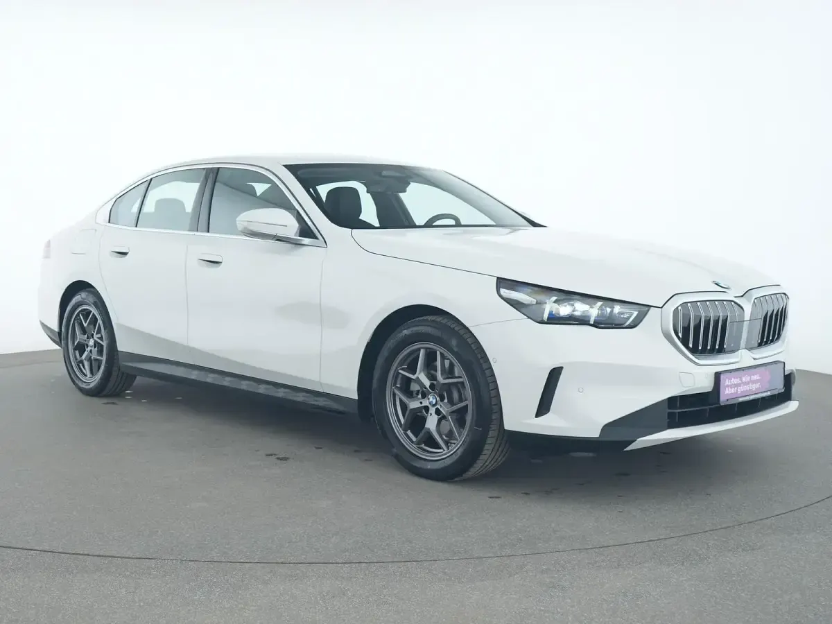 Gebraucht BMW 520 Sport Line 190 PS (139 kW) 2025 Alpinweiss Limousine