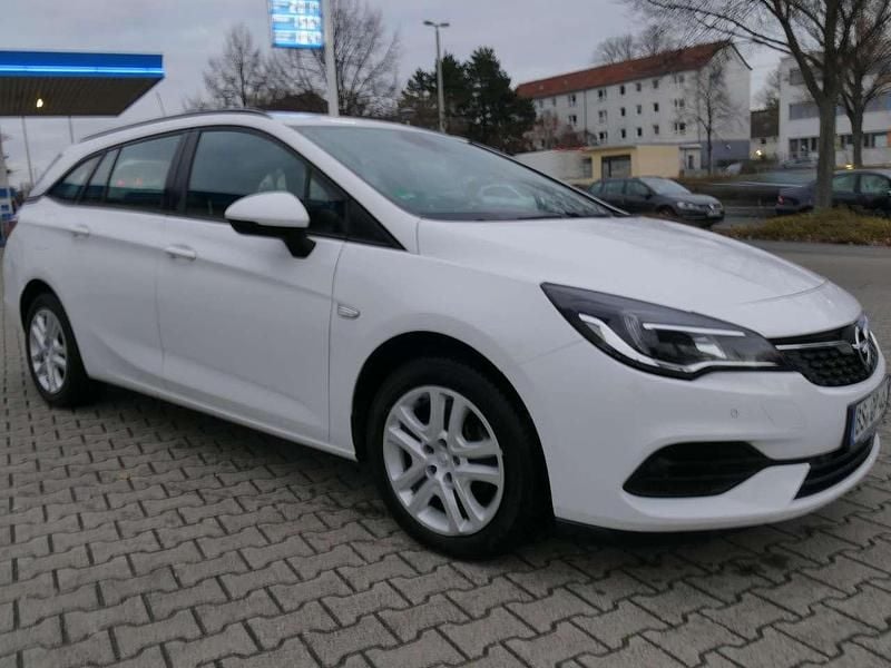 Schneeweiß Gebraucht 2021 Opel Astra Business Edition Kombi | 9.900 € (Superpreis) - Bild 1/4