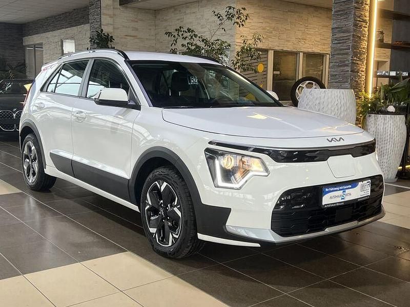 Weiß (ud) schneeweiss Gebraucht 2022 Kia e-Niro Edition 7 SUV | 24.300 € (Guter Preis) - Bild 1/4