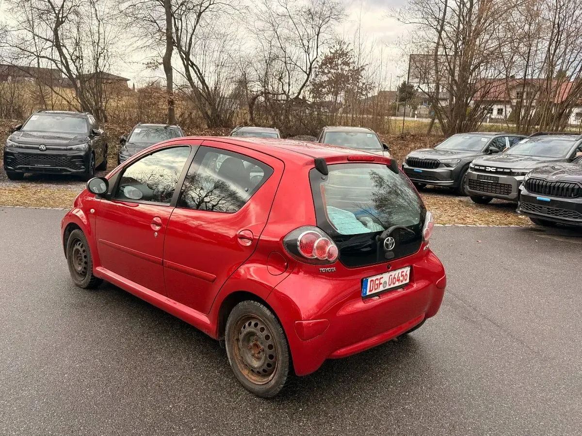 Gebraucht Toyota Aygo 68 PS (50 kW) 2011 Rot Kleinwagen