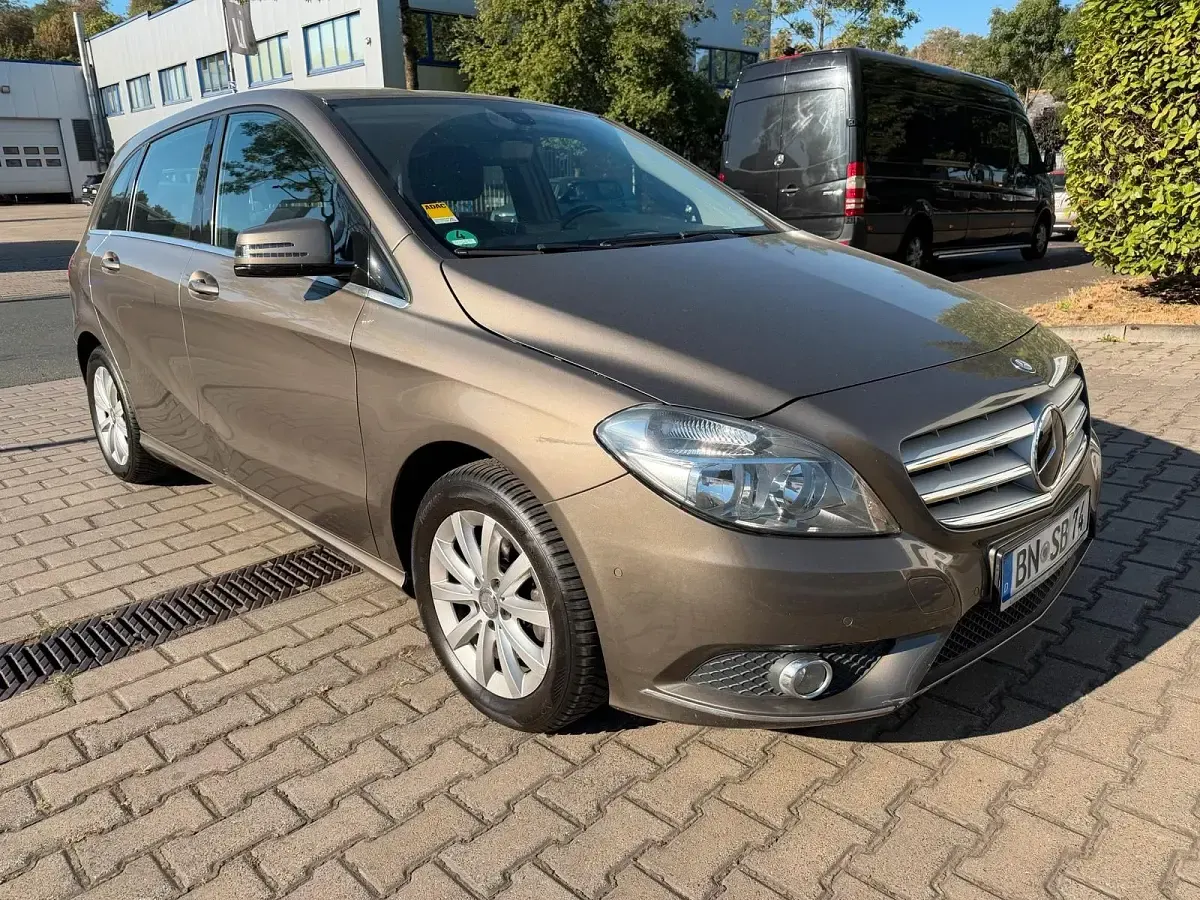 Gebraucht Mercedes B180 122 PS (89 kW) 2013 Gold Kleinwagen