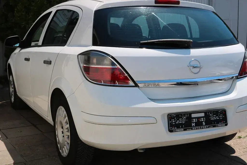 Gebraucht Opel Astra Edition 140 PS (102 kW) 2009 Weiß Limousine