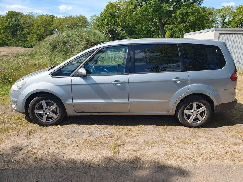 Grau Gebraucht 2008 Ford Galaxy Ambiente Van / Kleinbus | 3.200 € (Fairer Preis) - Bild 1/4