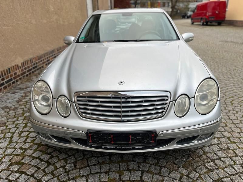Silber Gebraucht 2005 Mercedes E350 Limousine | 5.900 € (Fairer Preis) - Bild 1/4