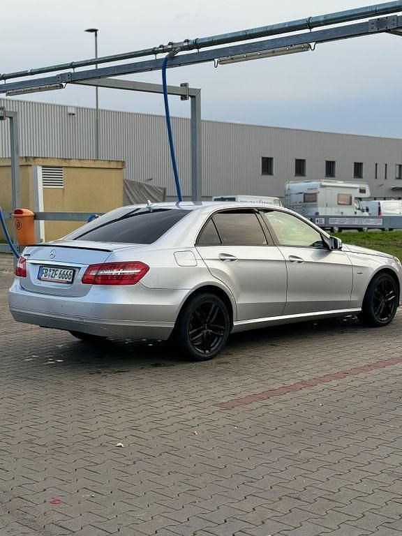 Gebraucht Mercedes E220 170 PS (125 kW) 2011 Silber Limousine