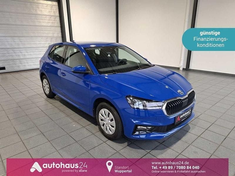 Blau Gebraucht 2024 Skoda Fabia Essence Limousine | 14.190 € (Guter Preis) - Bild 1/4