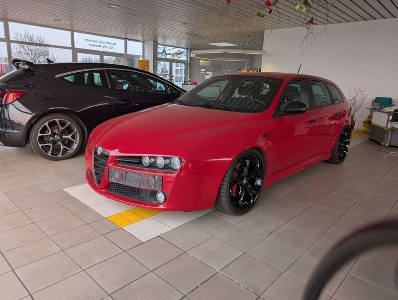 Rot Gebraucht 2009 Alfa Romeo 159 Ti Kombi | 6.990 € (Teuer) - Bild 1/4