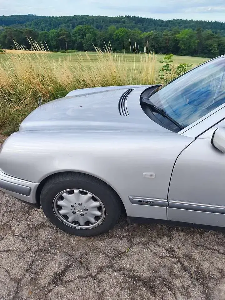 Gebraucht Mercedes E200 Elegance 136 PS (100 kW) 1997 Silber Limousine