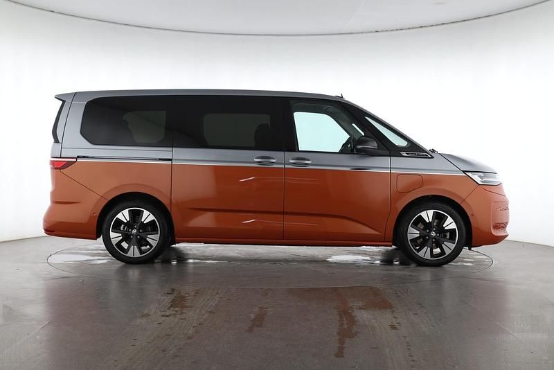 Gebraucht VW T7 Style 245 PS (180 kW) 2026 Monosilber / energetic orange Van