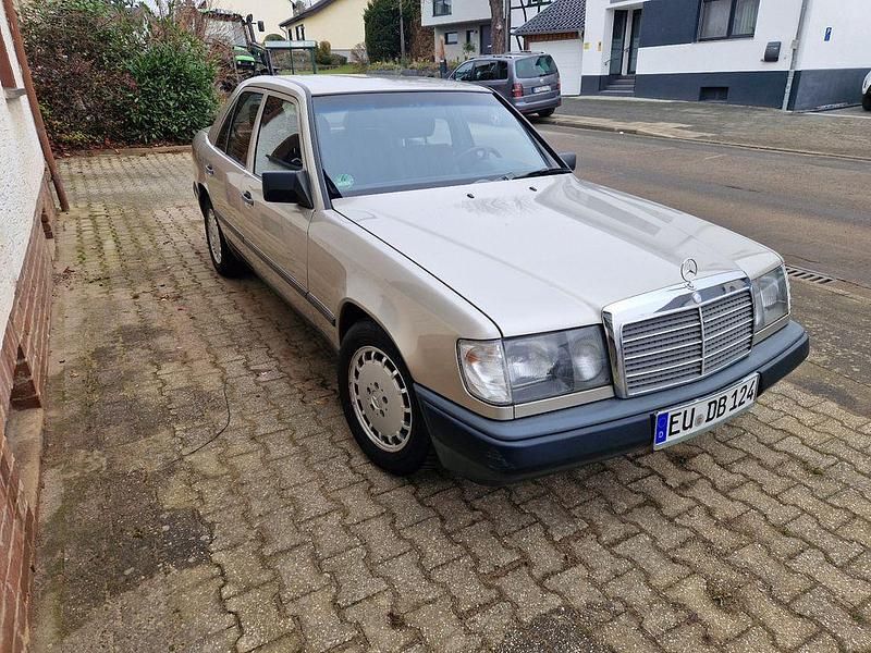 Gebraucht Mercedes E260 166 PS (122 kW) 1986 Beige Limousine