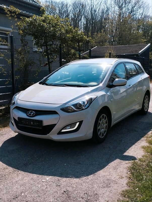 Weiß Gebraucht 2013 Hyundai i30 Kombi | 5.900 € - Bild 1/4