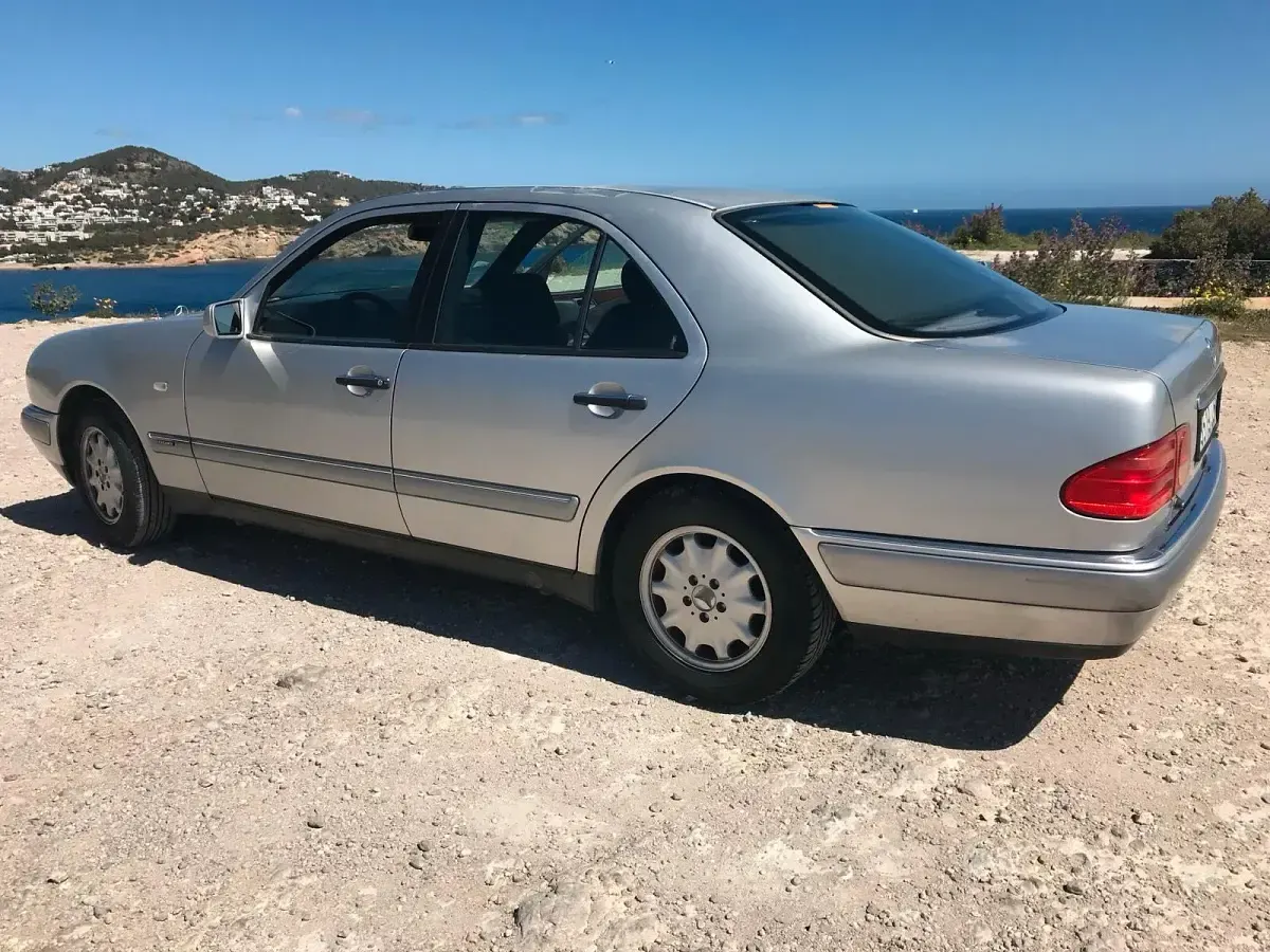 Second-hand Mercedes E200 136 CP (100 kW) 1997 Gri Berlinǎ