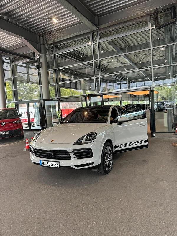 Grau Gebraucht 2023 Porsche Cayenne Platinum Edition SUV | 87.950 € (Superpreis) - Bild 1/4