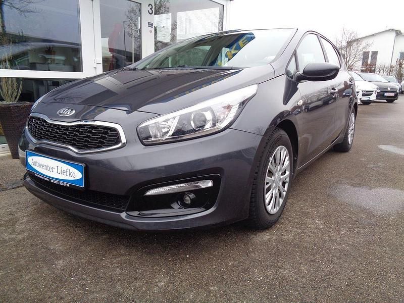 Grau Gebraucht 2018 Kia Ceed Attract Kleinwagen | 12.700 € (Fairer Preis) - Bild 1/4