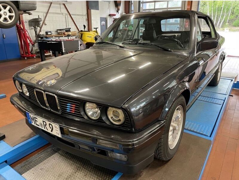 Grau Gebraucht 1993 BMW 318 Cabriolet Sport Line Cabrio | 11.790 € - Bild 1/4