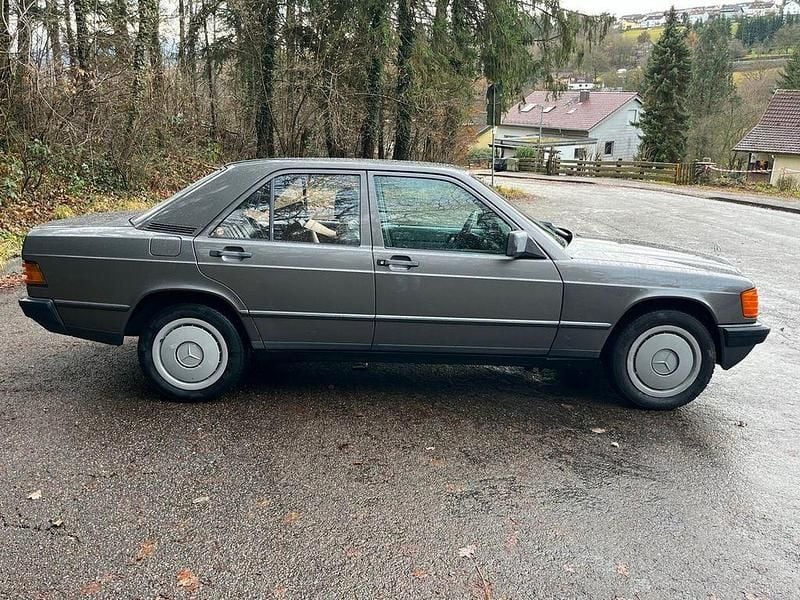 Grau Gebraucht 1985 Mercedes 190 Limousine | 4.900 € - Bild 1/4