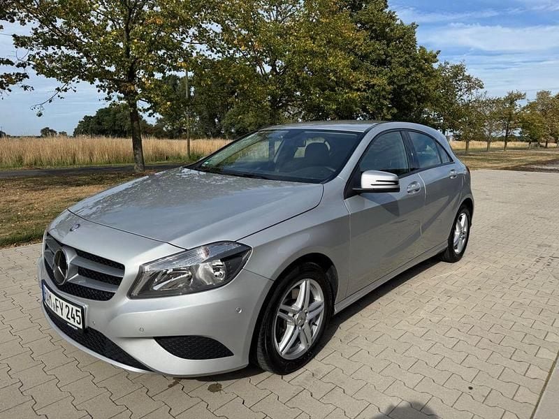 Silber Gebraucht 2013 Mercedes A180 Style Limousine | 14.899 € (Fairer Preis) - Bild 1/4