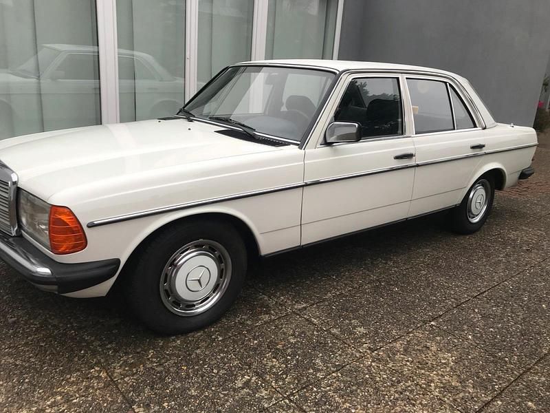 Weiß Gebraucht 1983 Mercedes 200 Limousine | 10.500 € - Bild 1/4
