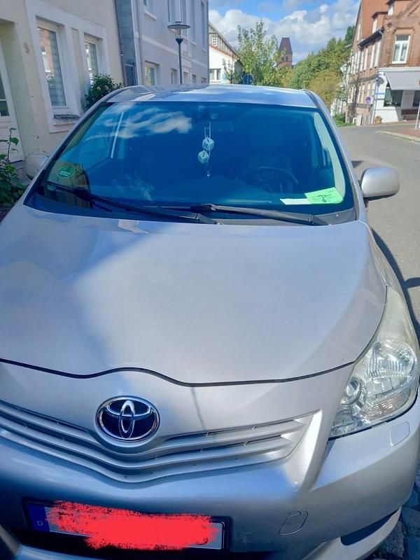 Silber Gebraucht 2009 Toyota Verso Van / Kleinbus | 3.800 € (Superpreis) - Bild 1/4