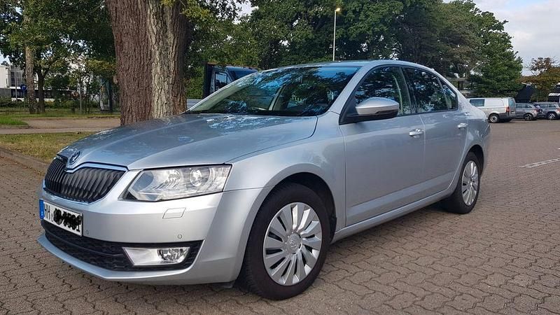Silber Gebraucht 2013 Skoda Octavia Limousine | 10.900 € (Superpreis) - Bild 1/4
