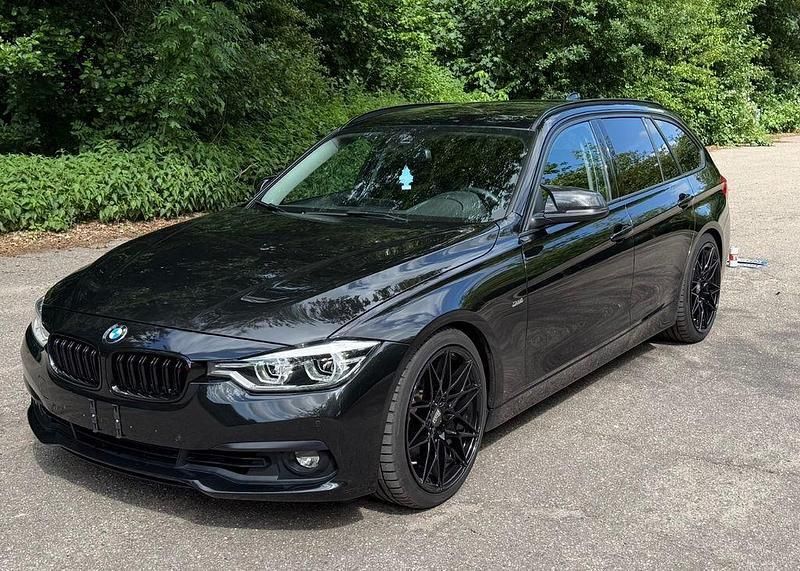 Schwarz Gebraucht 2018 BMW 330 Sport Line Kombi | 22.999 € (Fairer Preis) - Bild 1/4
