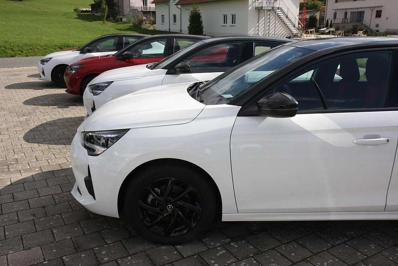 Weiß/schwarz Gebraucht 2023 Opel Corsa Limousine | 15.590 € (Guter Preis) - Bild 1/4