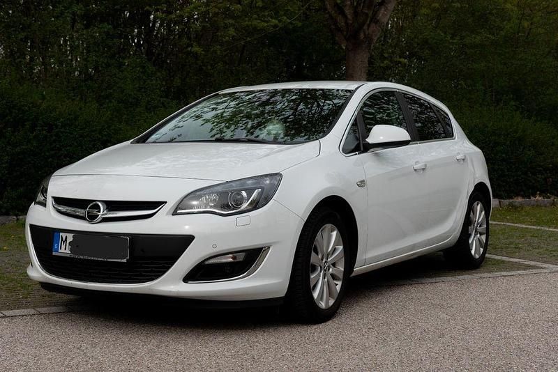 Gebraucht Opel Astra Edition 136 PS (100 kW) 2014 Weiß Limousine
