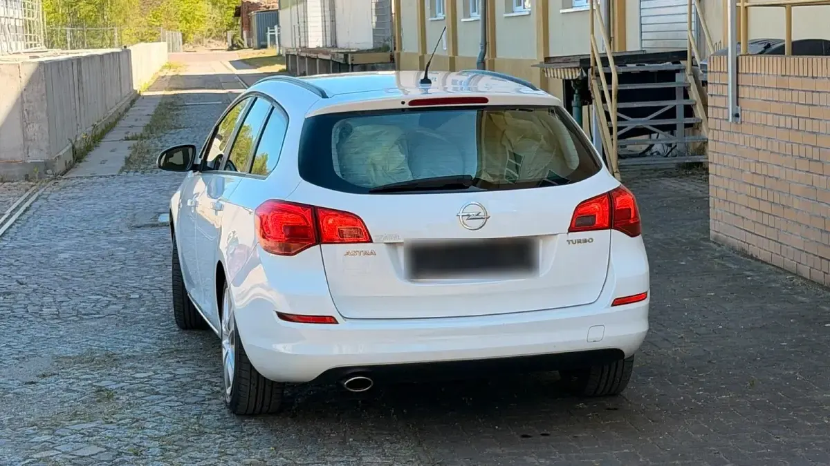 Używany Opel Astra 140 KM (102 kW) 2012 Biały Kombi