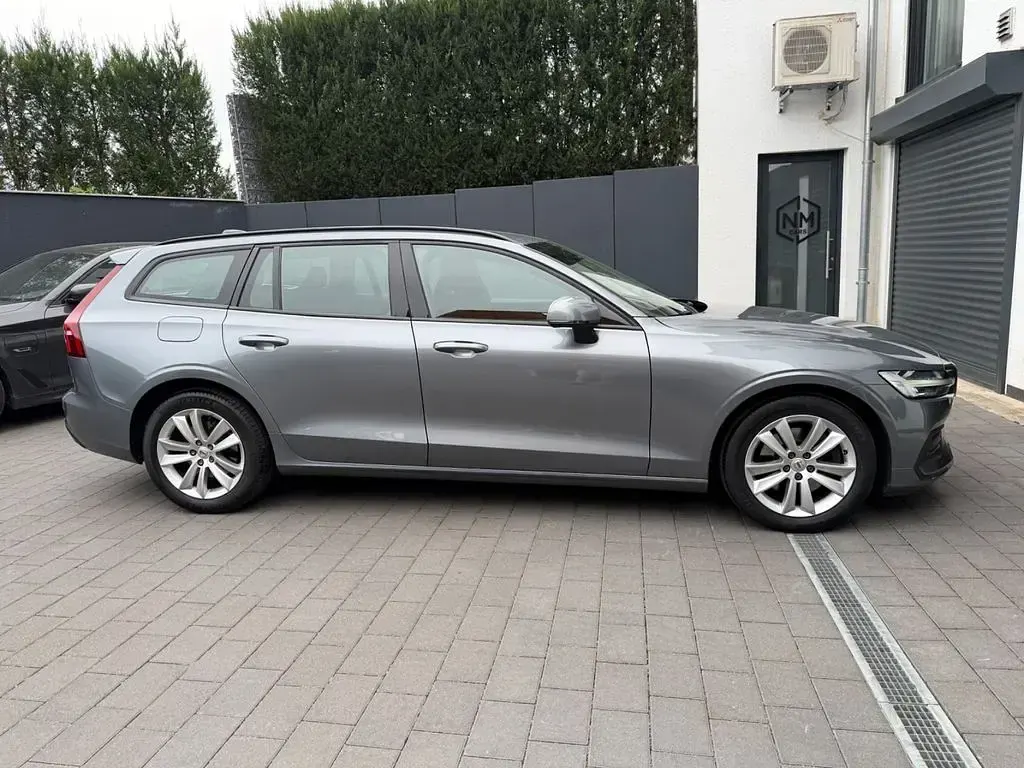 Gebraucht Volvo V60 Momentum 197 PS (144 kW) 2021 Grau Kombi