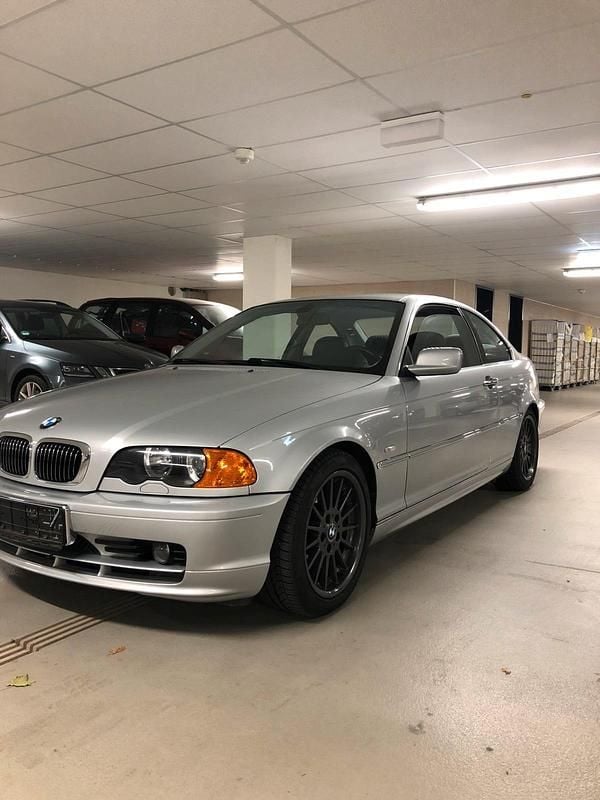 Gebraucht BMW 325 192 PS (141 kW) 2001 Silber Coupé