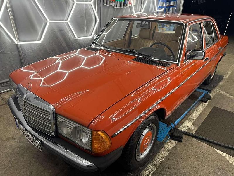 Gebraucht Mercedes E230 109 PS (80 kW) 1981 Orange Limousine