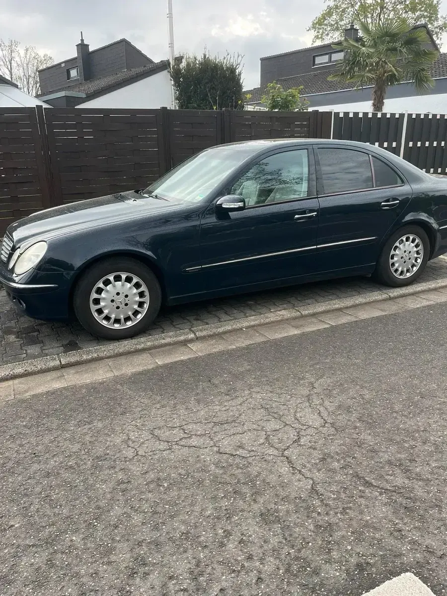 Gebraucht Mercedes E240 2004 Blau Limousine